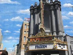 これなんですが近くで見るとわかりますよね？

でも遠くから見るとホンモノっぽく見えたんですよ！

で、目的はこのパネルではなくその手前のハイペリオンという劇場です。

『FrozenーLive at the Hyperion』アナと雪の女王のステージショーです。
