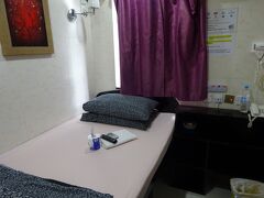 今回予約していたのは重慶大厦にあるPark INNというゲストハウスです。
一泊HKD235（3300円くらい）の安宿ですが、Wifi・電源あり、個室で特に不便は感じませんでした。
一階はインド人の両替商も多く、何度か声をかけられましたが、無視していれば特に問題ない。