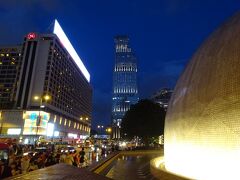 暗くなってきて、再び尖沙咀プロムナードにやってきました。
香港太空館のあたりから見た夜景もきれいです。