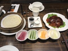 そして向かったのが、昨日のローカル中華粥屋さんを教えてくれた友達一番推しの、北京ダックのお店！
人生初の北京ダック、おいしかった～！！！
混むって言ってたけど、時間がやや早かったのとひとりだったおかげか、するっと入れました。
ひとりでも優しいハーフサイズのあるお店なのですが、それでも多かった。半分は残して持ち帰りました。