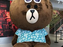 東京・原宿『LINE FRIENDS flagship store in Harajuku』

『LINEフレンズ フラッグシップストア 原宿』のブラウンの写真。

サングラスにアロハシャツを着た夏バージョン♪

K-POPグループ「SEVENTEEN（セブンティーン）」がAbemaTVの
収録で訪れた【WEGO(ウィゴー)】原宿竹下通り店などにも行きました。
レジのそばにポスターがありました。こちらもご覧ください↓

<韓国 ⑨ 5/24セブチが渋谷ジャック♪ ソウル弘大のグルメ＆ショップ
BTSカフェ【VT PINK HOUSE】【VTコスメティックス】>

https://4travel.jp/travelogue/11496150