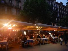 夜はランブラ ダ カタルーニャにあるレストランで。