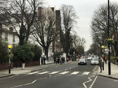 はいここ！
あのジャケット写真が撮影されたあの歩道です。

でも、車線は今はジグザグになっちゃっているし、うっすら面影あるかな位です。
加えて結構車も通る道なので、写真撮影はしにくい。そしてジャケットと同じアングルで撮るとなると、撮影者も道も真ん中に行く必要があります。一人の私はとても他の人にそんなリスクを冒させてまで写真をお願いはできませんでした・・・。