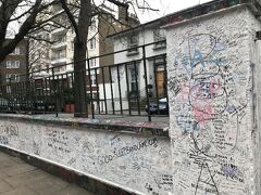 アビーロードスタジオの前の塀にはビートルズファンの書き込みがいっぱい。