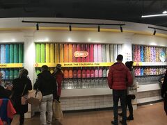 そしてピカデリーサーカスに移動し、「M&M's WORLD」へ。
地下から地上3階位までぜーんぶM&M's なんです！
世界に数えるほどしかなく、日本には未進出。
ここで家族のお土産を買うことにしました。