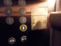 １８時半。４階スタッフに「…ホテルフロントは？」にエレベーターの１階のボタンを押してくれた。