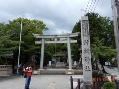 城下町には、色んなお店が軒を並べていて、楽しめます。

で、歩き進んで行くと、犬山城の下に二つの神社があります。どちらから行っても良いのですが、右手の針綱神社から行きます。