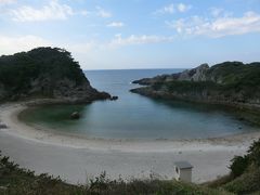 14:15
式根島の北側‥泊海岸です。

式根島を代表するビーチで、観光ポスターなどによく登場する場所です。
ここで、昼食にしましょう。