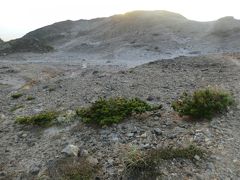 16:22
原生林を抜けると‥
「唐人津城」に着きました。
島の西端に位置し、月の地表のような荒涼とした砂地となっています。
画像正面の丘の先は、断崖絶壁が100mほど続き、｢津城｣と言うのは釣城、つまり 良い釣場 を意味していると言われています。