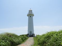 爪木崎灯台
伊豆半島の東海岸から突き出た須崎半島の先端に立つ灯台。邪魔するものがない高台に凛として佇むスマートな白いシルエットは、人々が想い浮かべる 「灯台」のイメージそのものだ。灯台の高さ17M