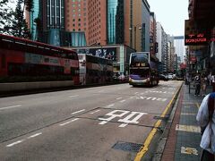 ホテルの前のネイザンロード。
バスが多いです、ひっきりなしにきます。
これを自由に利用できるようになったら便利でしょうねぇ。