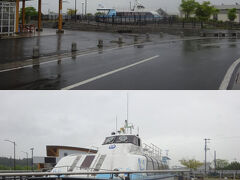 　道の駅おがわらで朝を迎える。天気は・・・曇天。時折雨。
　道の駅の敷地の片隅に、船があるのが見えた。小川原湖からは・・・少し離れてるよな。

　わざわざ小さな池のような物を作って、そこに船を浮かべていますよ。説明板によれば、こいつは「小川原湖遊覧船 グルメシップかみきた」だそうで。説明板の文字が所々はがれていて読みづらいけど、どうやら町がふるさと創生事業（竹下の１億円バラマキですな）で建造した、湖の魚介料理を堪能できる遊覧船として、平成４年４月から（たったの）１０年間就航した模様。・・・利用客が少なかったんだろうな。

　さて、これからどこへ行こう。連休の最終日だから、時間は限られてるんだけど。
　とりあえず、南の方へ進んでみる。