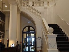 宿泊先のホテルグランヴィア。
入り口を入ると、美しい階段。
おしゃれで、とっても素敵なホテルです。

フロントはこじんまりしていますが、スタッフは皆、とても優しく紳士的でした。