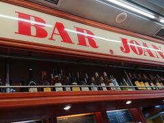 サンタカタリーナ市場の中にある、
お目当てのバル ジョアン。

人気店のようでにぎわっていましたが、
ちょうど2席空きがありました！
