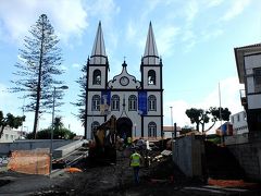 ピコ島マダレナのフェリーターミナルから徒歩2，3分の場所に、港を見守るように立っているのがこのサンタ・マリア・マダレナ教会。

白壁に黒い縁取りを持つスタイルの教会は島のあちこちで見かけますが、この17世紀に建立された教会はピコ島で最大規模になるそうです。
正面にある時計は19世紀になって取り付けられたもの。

2018年10月初めには、教会前広場に重機が出て何かの工事が進行中。
そのせいか内部見学できなかったのは残念。

でも、この後、ファイアル島行きフェリーに乗り込んでみたら、ピコ山を背に乗客たちを見送るような姿が印象的でしたよ。
