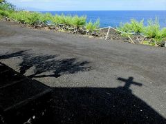 ピコ島の北岸に沿って続く名無しの道。

サンタ・ルツィア村から西のアルコス村方向へと歩いて行くと、黒い火山岩が砂利のように砕けた道の上に更に黒い十字架の影が。

この影の正体は…、