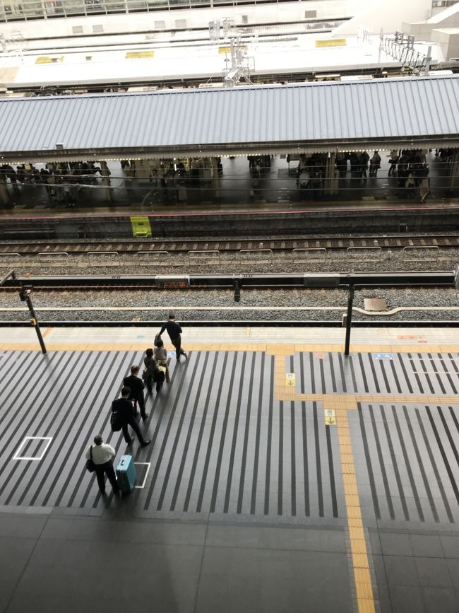 ホテルの通路から、駅のホームがよく見えます。