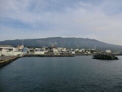 伊豆大島の中心地.元町と三原山を眺めます。
