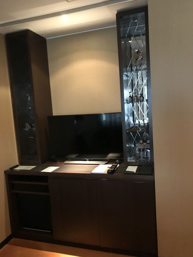 バーコーナーです。真ん中にテレビがあります。