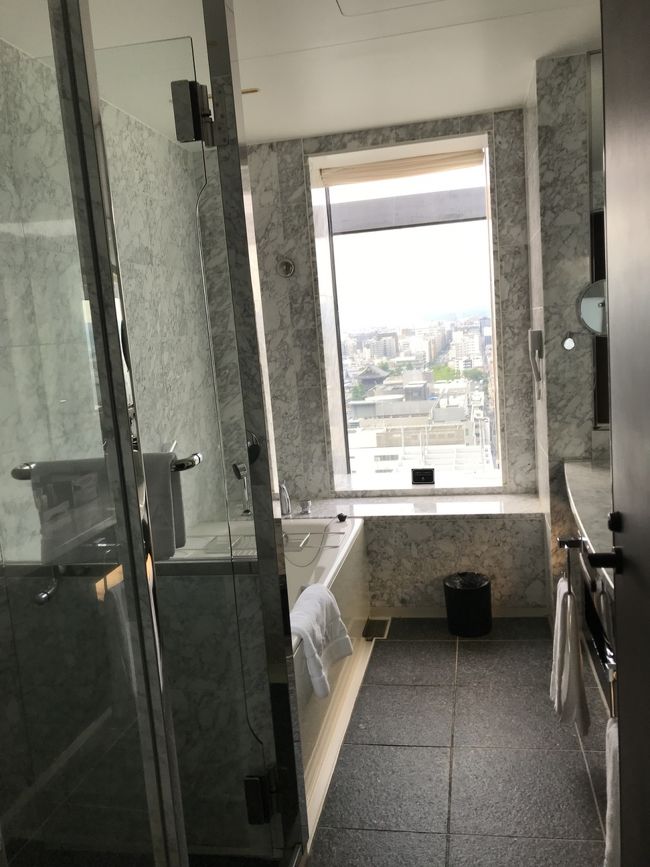 浴室です。外がよく見えます。