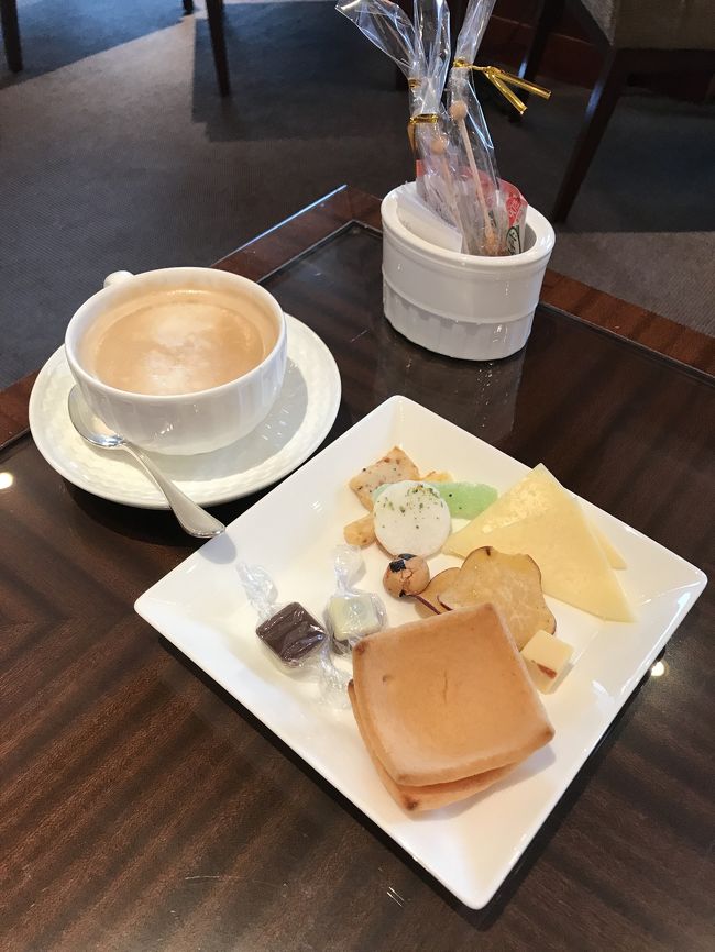 チーズやオリーブや、おせんべい類など簡単なおつまみがあります。ソフトドリンクの他に、ワインなどのお酒もありました。お願いするとスタッフの方が持ってきてくれます。夕飯を食べに行こうと思っていましたが、母がカフェオレでお腹がいっぱいで食べられないというので、何か買ってきて部屋で食べることにします。