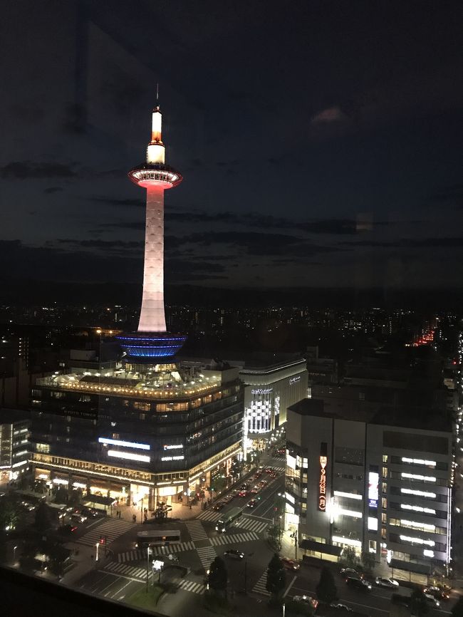 京都タワー赤にライトアップなんですね。<br />明日は奈良に行こうと思っています。雨が降らないといいな。