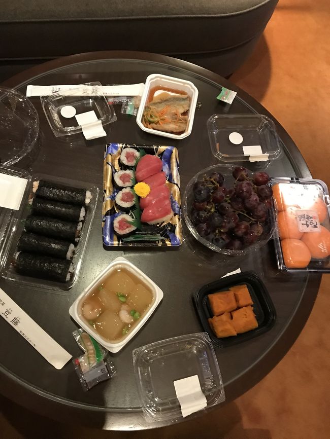 今夜の夕食です。食器じゃないのが味気無いですね。