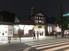 古くて趣のある原宿駅の木造駅舎。これを書いている時点ではすでに解体されてしまいました。せっかくこんな雰囲気のある駅舎いかせなかったかと残念でたまりません。