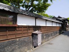 江戸屋横丁は黒板塀がつづく風情ある道。円政寺や木戸孝允の旧宅などがあります。