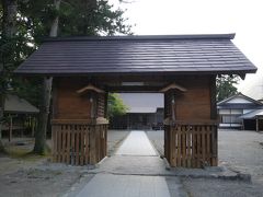 いきなりですが、奥出雲にある須佐之男命を祀る須佐神社に来ました。

並んでありつけなかったランチだけでも、怒り沸騰なんですが、その後、又もや事件が起きてしまいました(>_<)
暫く走っても、食事が出来そうなお店もコンビニもなく、反対車線側のコンビニに廻り道までして到着。コンビニ弁当など食べたくないわい！でも、背に腹は代えられぬ、ツレとそれぞれお弁当を選んで、お寿司代以上に酒食やつまみも買ってお店出ました。
又、暫く走り道の駅阿武町まで来ました。
ここの道の駅はシーサイドにあり、海がとっても綺麗に見えるテラス席もある広い駅。そのテラス席で、酒食を頂き＾＾一息入れいざお弁当♪　ところが、私のお弁当がありましぇん(´;ω;｀)コンビニでチンしたから、お兄ちゃんが入れ忘れたんでしょう。
でも、ツレと来たら確認を怠った私が悪いと烈火のごとく責めるんですよ。
当然、弁当はなし。酒食も捨てられる。私のその時のひもじさ・・お分かり頂けると幸いでございます。

そして、口も聞かず写真も撮らずこの静かなる神々しき須佐神社に着いたのでした。。。。