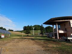 ８日
仙台から一路青森までやってきました。
出発時はしとしととまさしく梅雨入りの雨といった感じでしたが、青森はいいお天気。

途中で市内の「ミートセンターいしおか」で1.5kgの国産牛を４,５00円ほどで調達。
他に地元のスーパー「カブセンター」で酒や翌日の食料・飲料を購入します。

市内から車で数十分で、今日の宿泊地「モヤヒルズ」に到着です。
八甲田山が見えて、いい感じです。