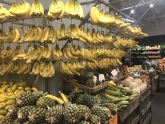 Whole Foods Marketへ
バナナがたくさん
吊られててなんかお祭りみたいで可愛い！

プラプラ物色。
シャインマスカットを購入しホテルへ。
レジの並び方がなかなかトリッキー(^^)