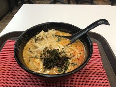 328は麺が短く切られているので、箸は準備されておらず蓮華だけで食べることになります。マイルドなココナッツからの辛味の波状攻撃で汗かきかき食べます。

美味しゅうございましたが、グレイビーな汁が後々まで響きました。