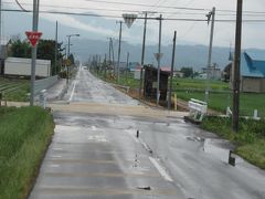 遠くには雲の間から山々が顔を出し始めました。