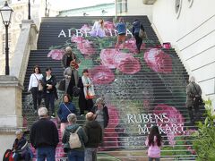 　アルベルティーナ美術館まで来ると、階段の絵が変わっていました。そりゃそうだよねぇ、なんたって最後に来たのは2013年なんだから。

　毎度のことながらこの階段好きですねぇ。