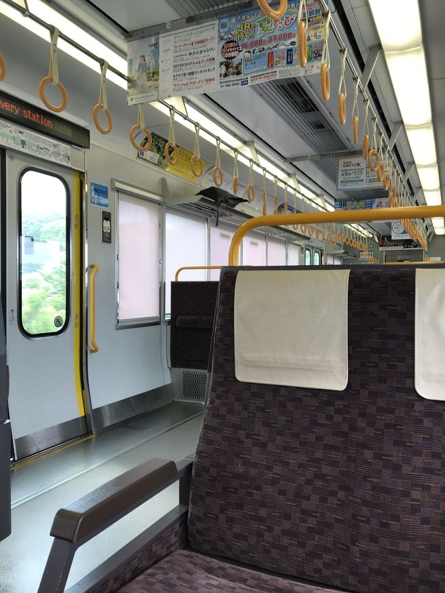 区間快速奈良行きの電車は、さほどこんでいません。住宅街の中をぬけ電車は進みます。宇治からは、各駅停車になり、のんびりと奈良へ向かっています。単線になる区間があるんですね。行き違い待ちをしたりします。