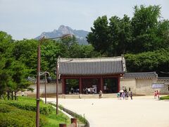 公園の向こうに門。

世界遺産『宗廟（チョンミョ）』
朝鮮半島最後の李王朝時代に建てられたそうです（1394年築）