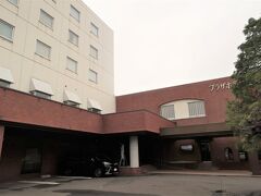 そして教会の元経営会社がやっているホテル「プラザホテル板倉」に移動しました。

ここは式の前日に宿泊しました。

