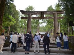 日光東照宮さんの駐車場に車をとめて参拝の開始です。
（駐車料金は１回６００円です）

石鳥居（いしどりい）
九州筑前（福岡県）藩主黒田長政公によって奉納されました。
石材は九州から船で小山まで運ばれ、その後 陸路を人力で日光まで運ばれました。