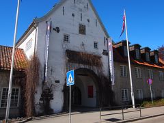 ノルウェー民俗博物館に着きました。
西暦１５００年代から現代までの人々の生活様式を展示している野外博物館です。

入場料は160nok
このオスロパスが目に入らぬか！