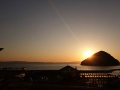 １８：１５　道の駅「ゆ～さ浅虫」

れれれ、余裕だと思ったのにもう日没。
目の前のおむすび山（湯の島）に夕日が沈んで、２０分ほど早めにチーン。

