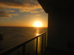 ニューカレドニア最後の夕食は
この夕陽を見ながらバルコニーでのんびり・・

の予定だったけどテーブルセットのあるバルコニーは
アンスバタビーチ側で風が強くて・・ちょっと無理。
そもそも夕陽も見えない。

ベッドルームにある小さなバルコニーは
シトロン湾側で夕陽が見えます。
もしかして・・今日は海に沈む夕陽が見えるかも。