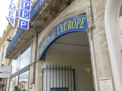 Hotel de Europe

ホテルはrue Carnot沿い、この青いアーチをくぐった先。いい感じ
チェックインは入った正面の建物、手前が部屋棟