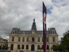 Place du Maréchal-Leclerc マレシャル・ルクレール広場

街の中心の広場まではホテルから4分程
正面のいかにもフランスらしい美しい建物は、Hotel de ville ポワティエ市庁舎

土曜日で、広場では巨大チェス、オセロ的なゲーム大会をやっててのどかな午後

街の見所は何と言ってもロマネスク！
明日の別行動を見込んで、今日は姉とメインどころを巡ろう