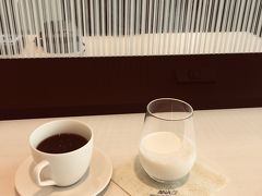 直ぐにラウンジへ。
コーヒーと牛乳とトイレを利用。