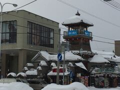 火の見櫓がある出抜小路は屋台村。