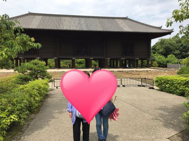 タクシー乗り場から、タクシーに乗ります。奈良の観光は、何十年ぶりで、よくわからないので、高齢の母があまり歩かなくてすむように東大寺へ行きたいのですがというと、やはり2月堂がいいだろうとのことで、出発しました。奈良の説明をしながら、運転してくれます。途中、正倉院によることができますが、どうしますか？とのこと。もちろん見たいです。校倉造りの建物のみの見学です。運転手さんも見学に同行してくれたので、写真を撮っていただきました。