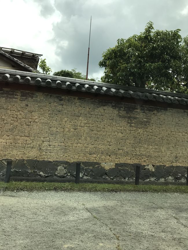 この塀の内側は、東大寺のお坊さんの住居になっているそうです。
