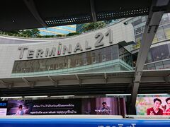 雨宿りがてら、Terminal21の中に入ります。