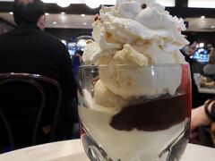 　Hot Fudge Sundae ＄13.49でございます。良い値段するんだよねぇ。それでもこの界隈ではこれは小さい方でございますよ！皆さん驚くようなものを食べておいででございます。

　上のNorth Point St.を30番のトロリーバスが来るので、これでホテル方向へ帰ります。このバスはStockton St.を通るので、窓から中華街が見えます。